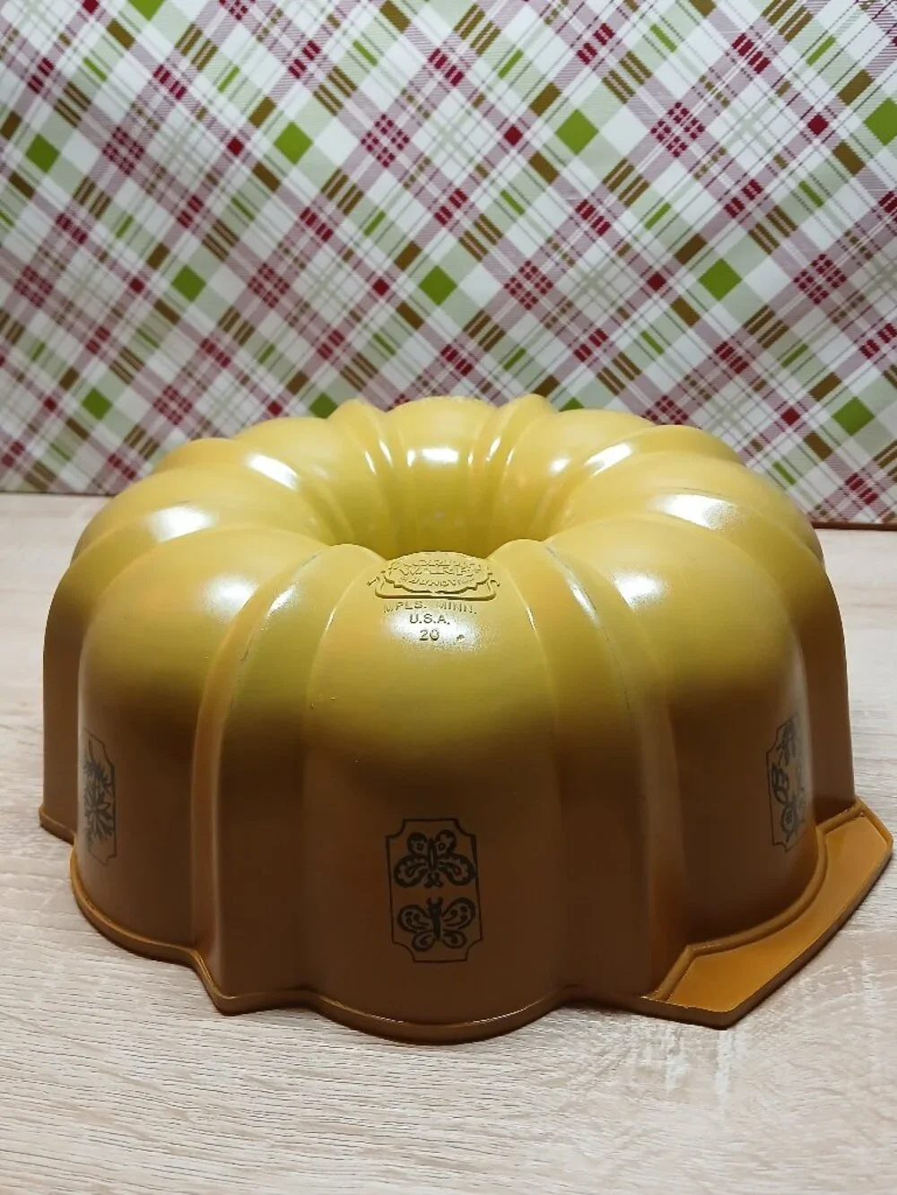 VINTAGE 1970s NORDIC WARE BEST BUNDT FLUTED CAKE PAN YELLOW AND GOLD OMBRE